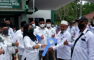 Nunik Serahkan 17 Unit Motor Untuk PAC PKB Tanggamus