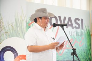 Didampingi Arinal, Airlangga dan ARB Panen Padi di Tubaba