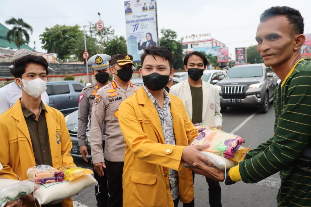 Gandeng Mahasiswa, Polresta Bagikan Paket Sembako untuk Supir dan Ojol