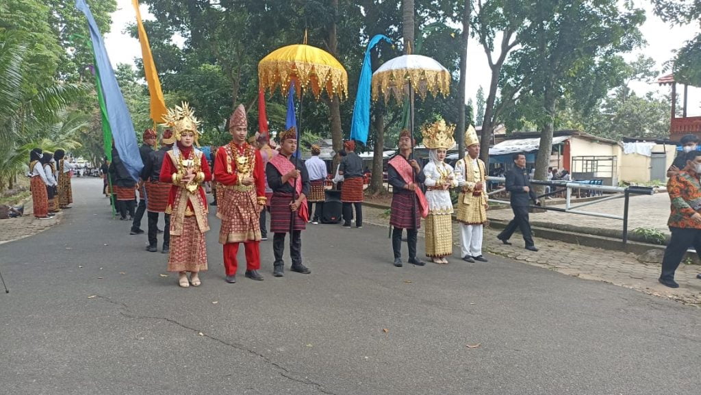 Sertijab Dekan FKIP Unila, Diramu Dengan Resepsi Adat Lampung
