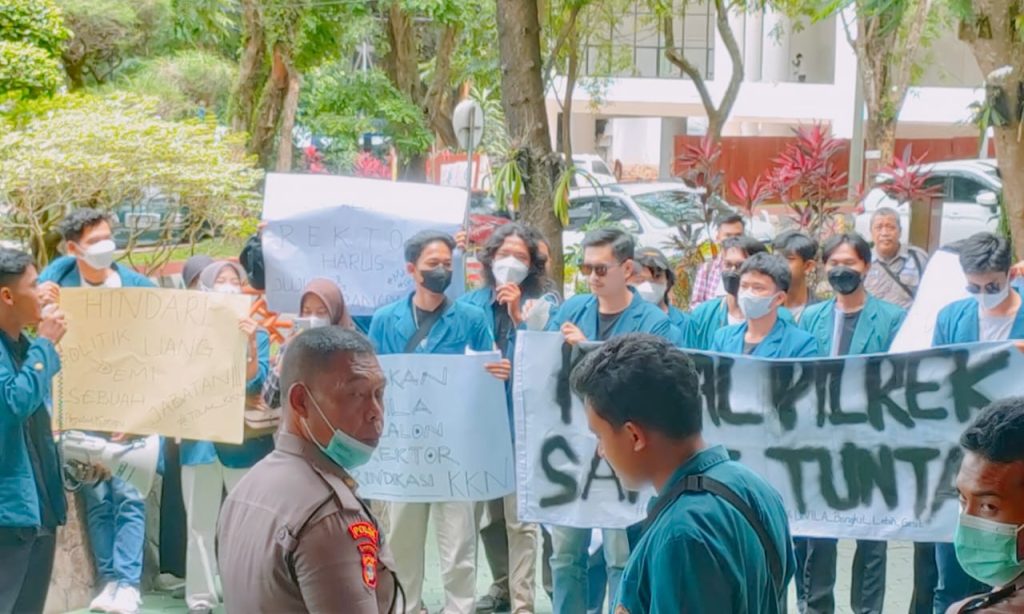 Gelar Aksi di Depan Lokasi Pilrek Unila, Ini Tuntutan Mahasiswa