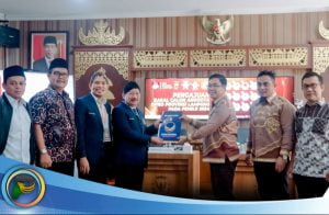 Kenakan Blangkon, Herman HN Daftarkan 85 Bacaleg Nasdem ke KPU