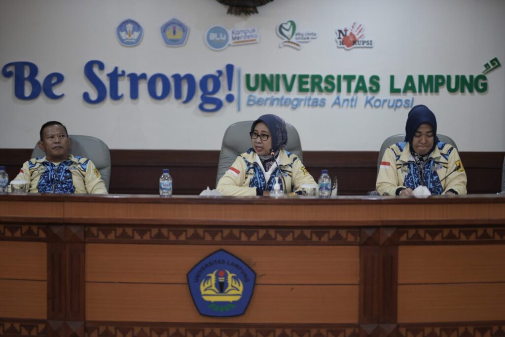 Rektor Unila Melepas Kontingen Mahasiswa Lampung untuk Pomnas XVIII