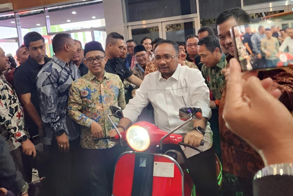 Di Gelaran Dev-X, Menag Yaqut ‘Jajal’ Vespa Listrik Karya Siswa MAN2 Bandarlampung