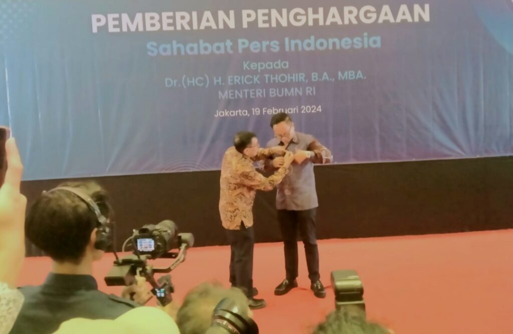 Support SJI, PWI Anugrahi Erick Thohir Pin Emas