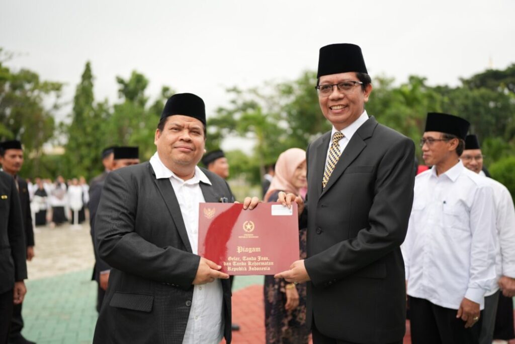 38 ASN Kemenag UIN Raden Intan Lampung Dianugerahi Tanda Kehormatan Satyalancana Karya Satya