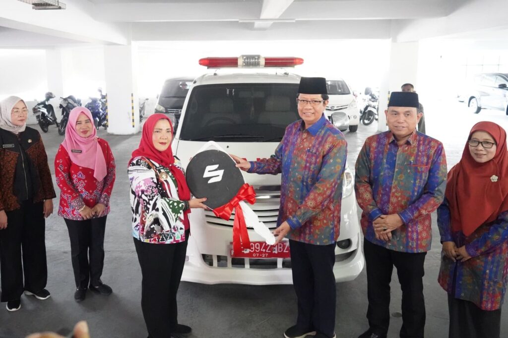 Walikota Serahkan Hibah Ambulance ke UIN RIL