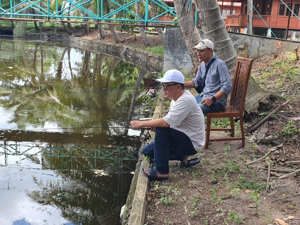 Pantau Pleno KPU Lamsel, Bung Adi Mancing