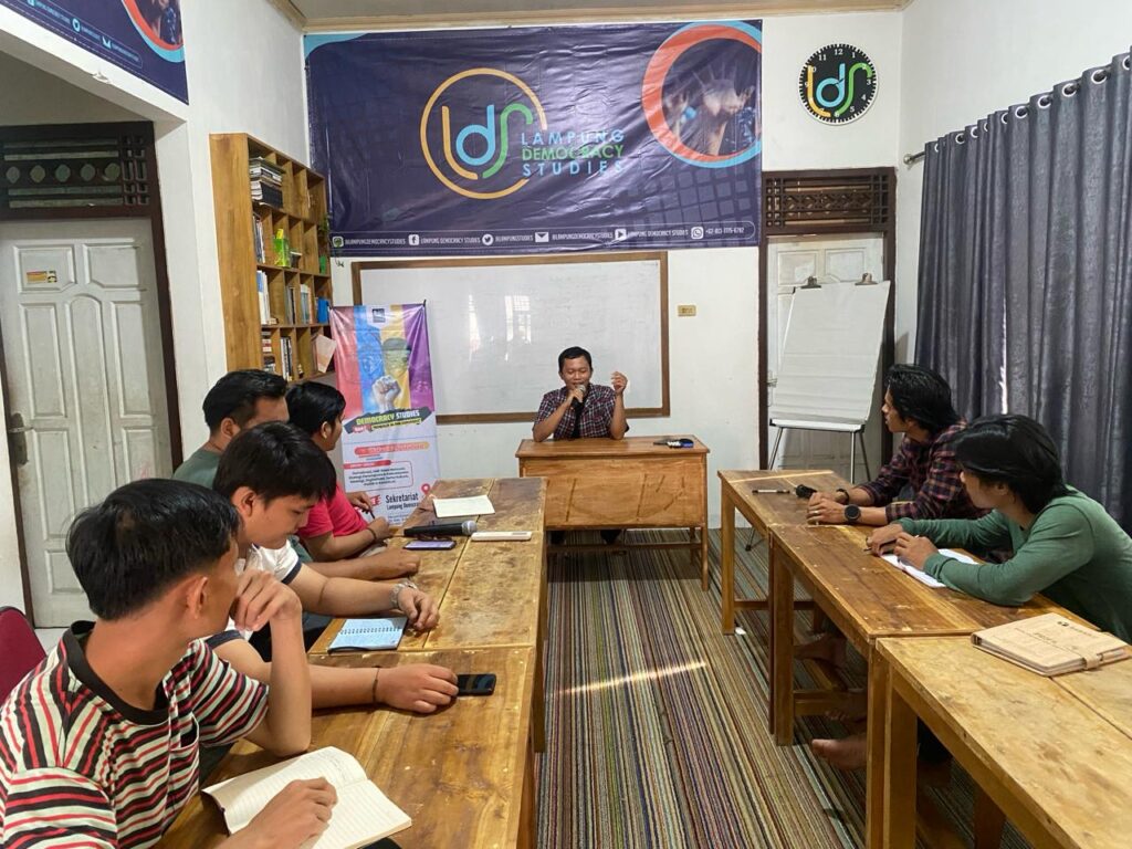 Demokrasi dan Disrupsi Informasi: Sebuah Parodi Intelektual