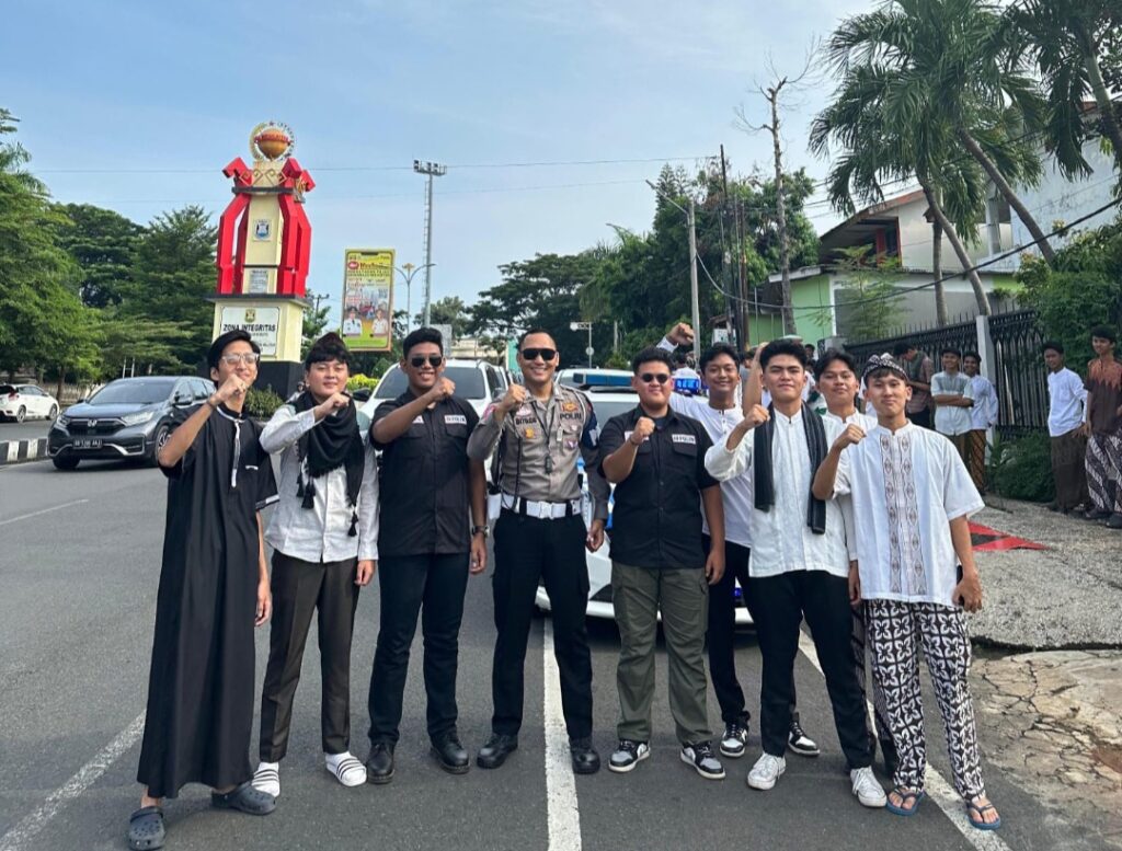 Alumni SMAN9 Balam Berbagi Takjil; Antara Silaturahmi dan Kecemerlangan Sosial