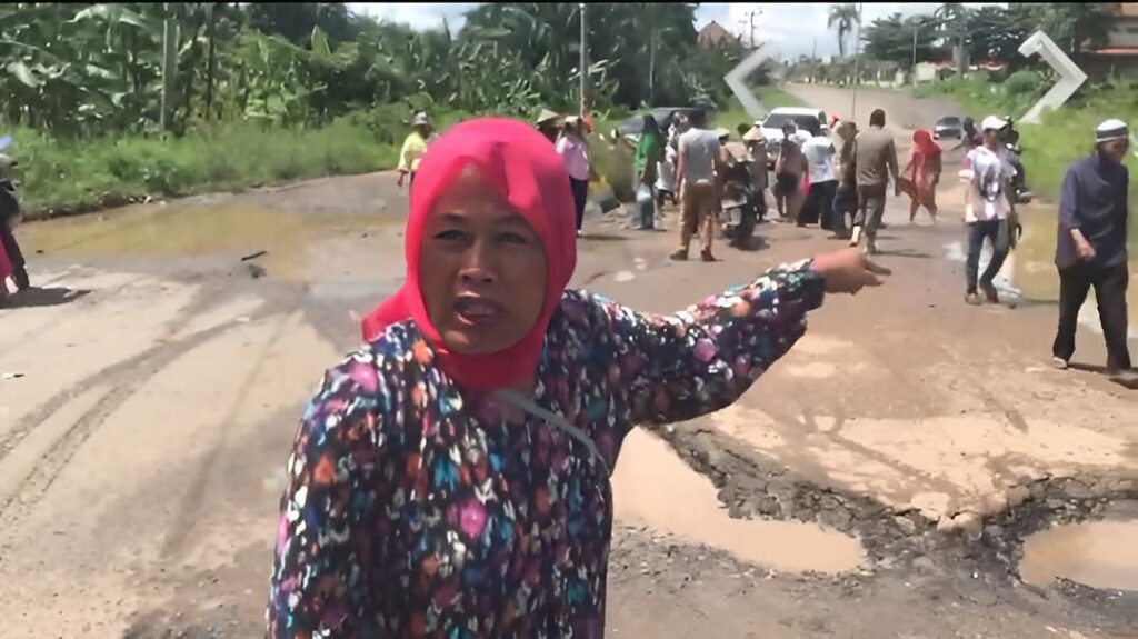 Jalan di Ibukota Kabupaten Rusak Parah, Warga Lamtim: Bupatinya Tidur!