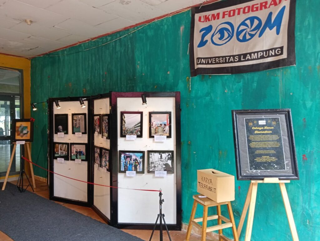 UKM Fotografi Zoom Unila Gelar Pameran Fotografi Bertema “Cahaya Lensa Ramadan”