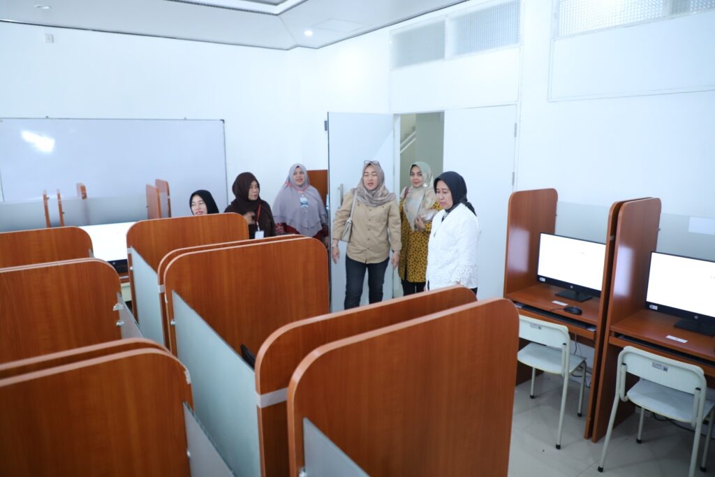 Rektor Unila Meninjau Sarana Prasarana UTBK SNBT 2024