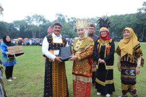 Rektor Pimpin Upacara Hardiknas di Lapangan Kampus Unila