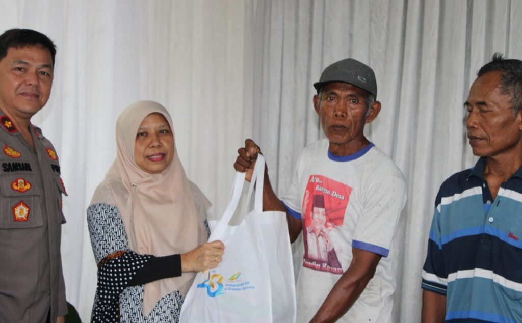 PTPN I Regional 7 Salurkan Bantuan Sembako untuk Warga Sindangsari