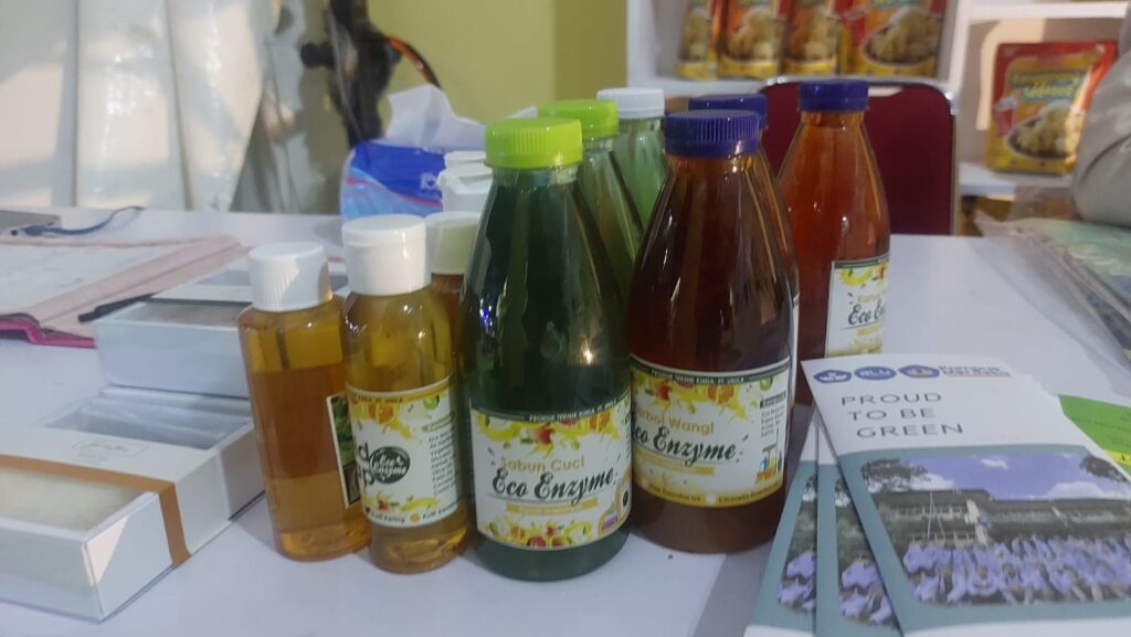 FT Unila Kenalkan Produk Ramah Lingkungan Eco Enzyme di PRL 2024