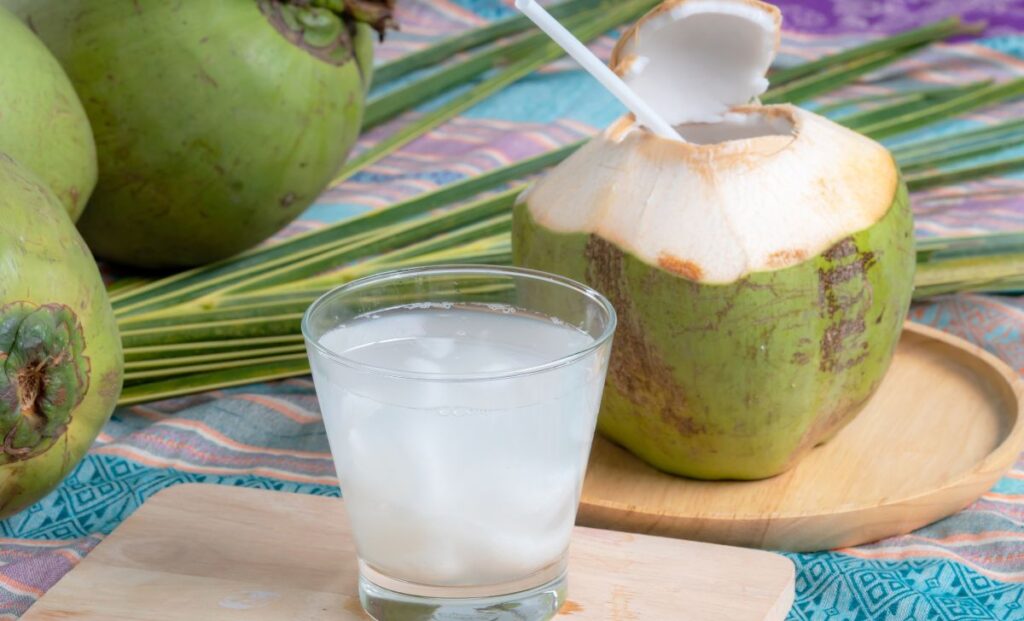 Manfaat Minum Air Kelapa Muda Untuk Kesehatan Tubuh