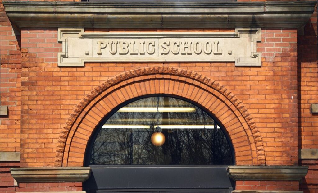 Memilih Sekolah yang Tepat: Panduan Lengkap untuk Orang Tua