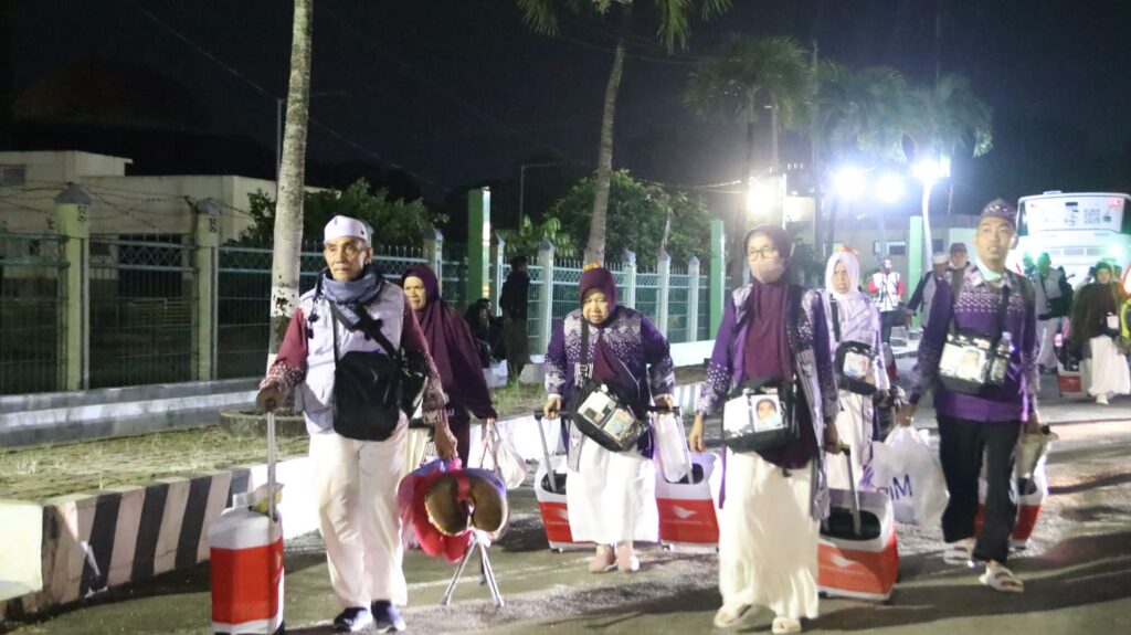 Disambut Kanwil Kemenag, Kloter Terakhir Jemaah Haji Tiba di Lampung