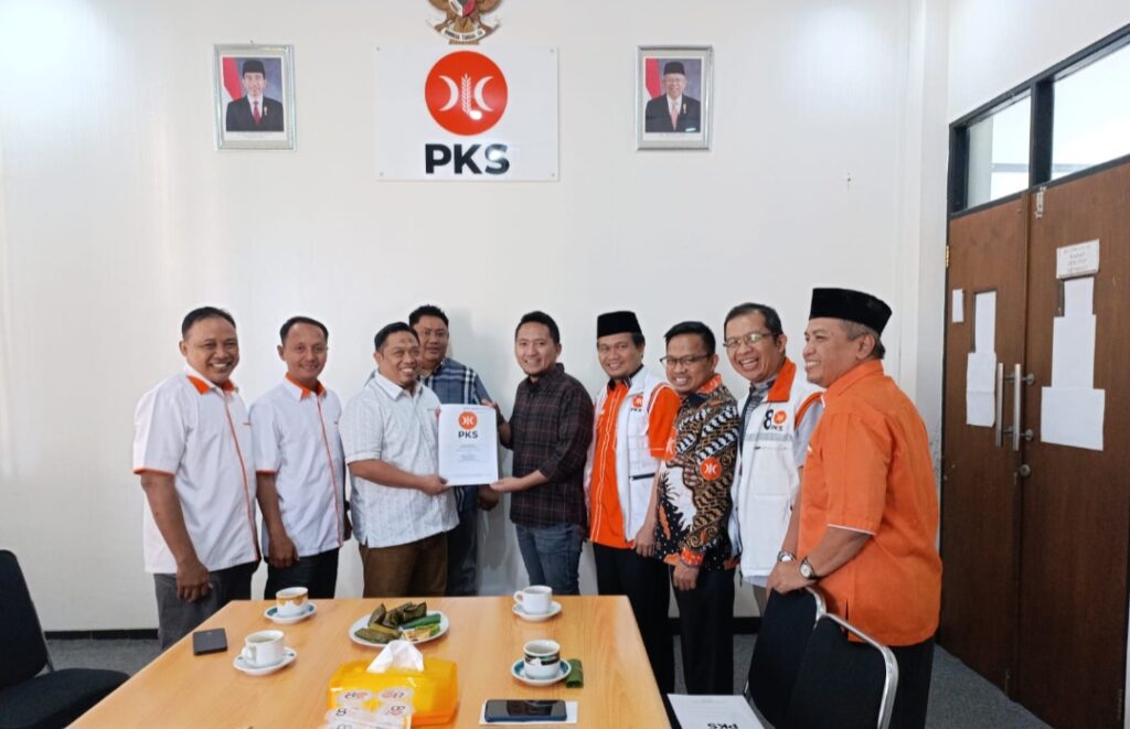 PKS Lampung Utara Serahkan SK Rekomendasi Ke Ardian Saputra
