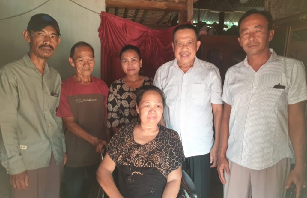 Kursi Roda untuk Ibu Sakdiah: Kisah Kepedulian Sahabat Ardian Saputra