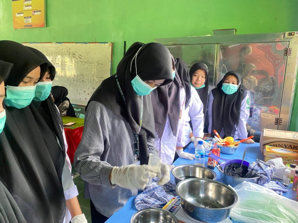 Mahasiswa KKN UIN RIL Ubah Minyak Jelantah Jadi Sabun