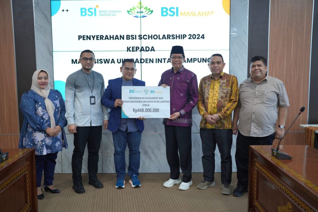 Bank Syariah Indonesia Serahkan Beasiswa Rp 448 Juta kepada Mahasiswa UIN RIL