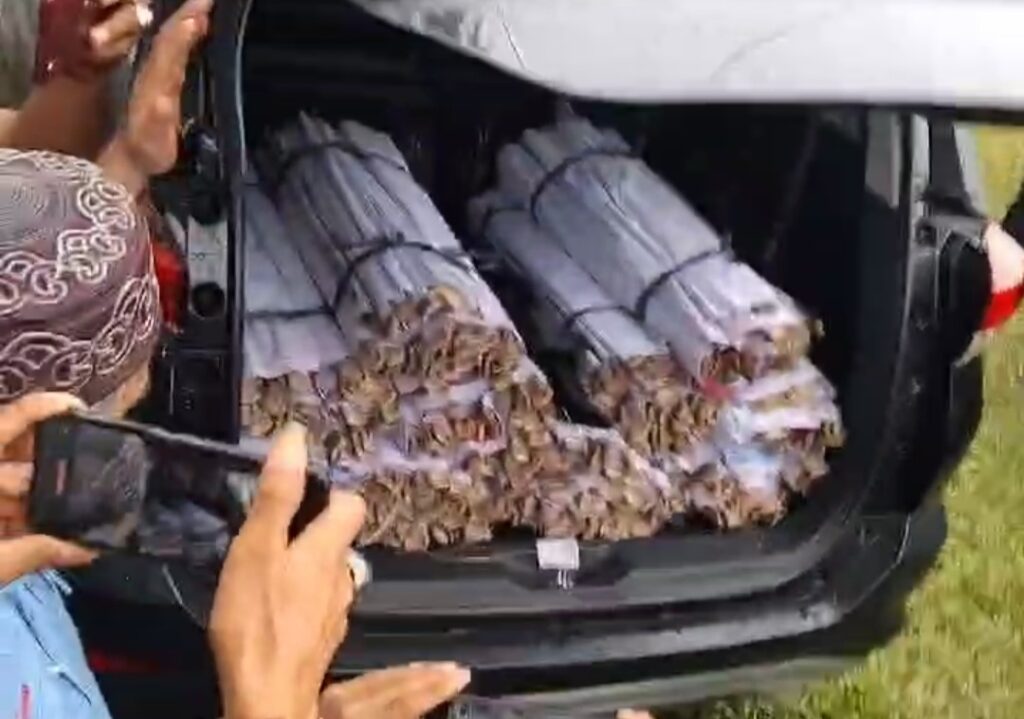 Tertangkap Basah Bawa APK Cabup di Mobilnya, Camat Ini Bersembunyi di Bawah Meja