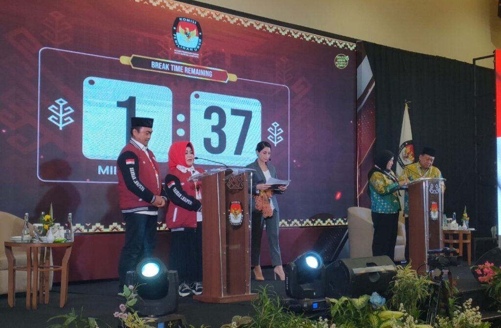Debat Perdana Pilwakot Balam: Tarung Gagasan dan Saling Serang Program