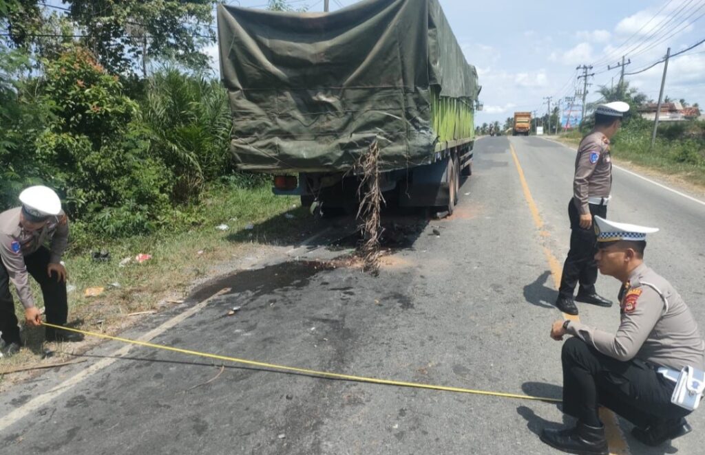 Avanza Hantam Truk Fuso Mogok di Tubaba, Tiga Nyawa Melayang