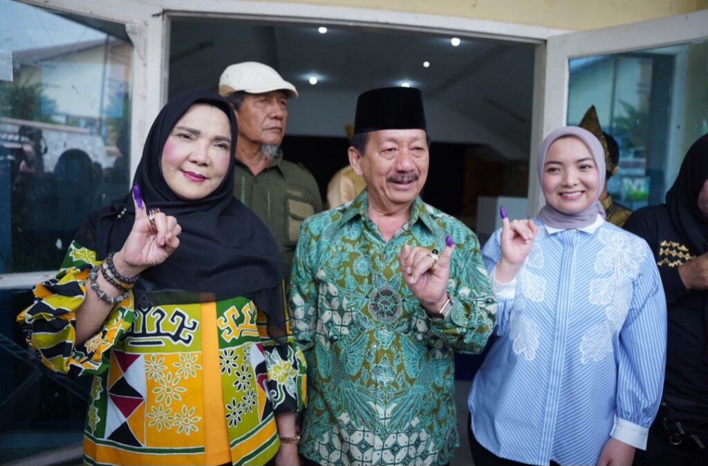 Didampingi Anak dan Suami, Eva Dwiana Nyoblos Di TPS 05 Kelurahan Palapa