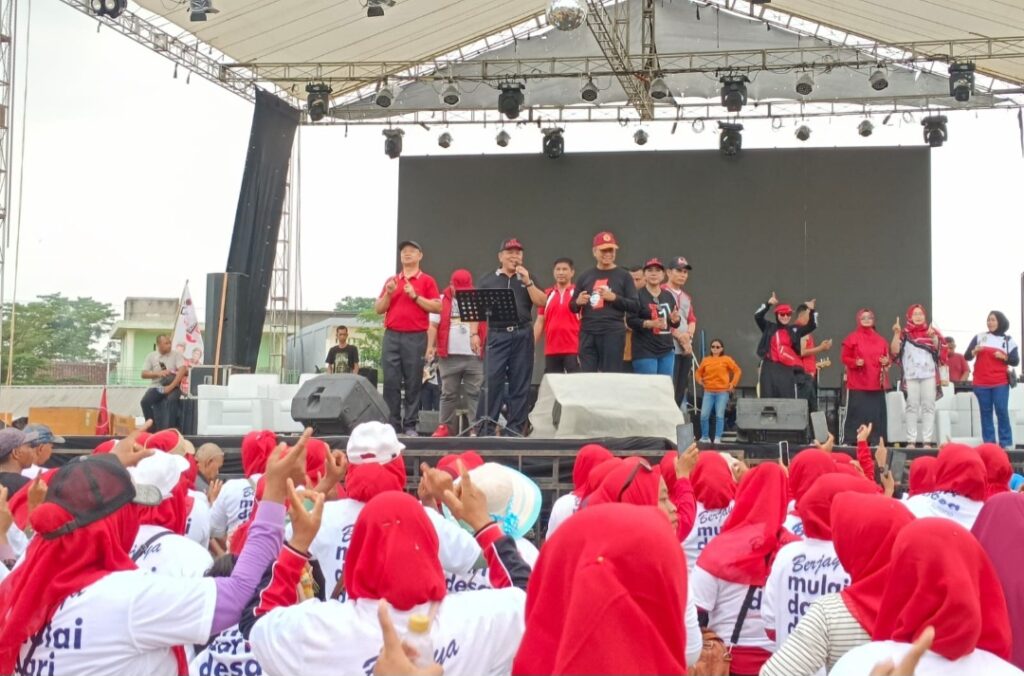 Senam Bersama Emak-Emak Mesuji, Ardjuno Terlihat Akrab