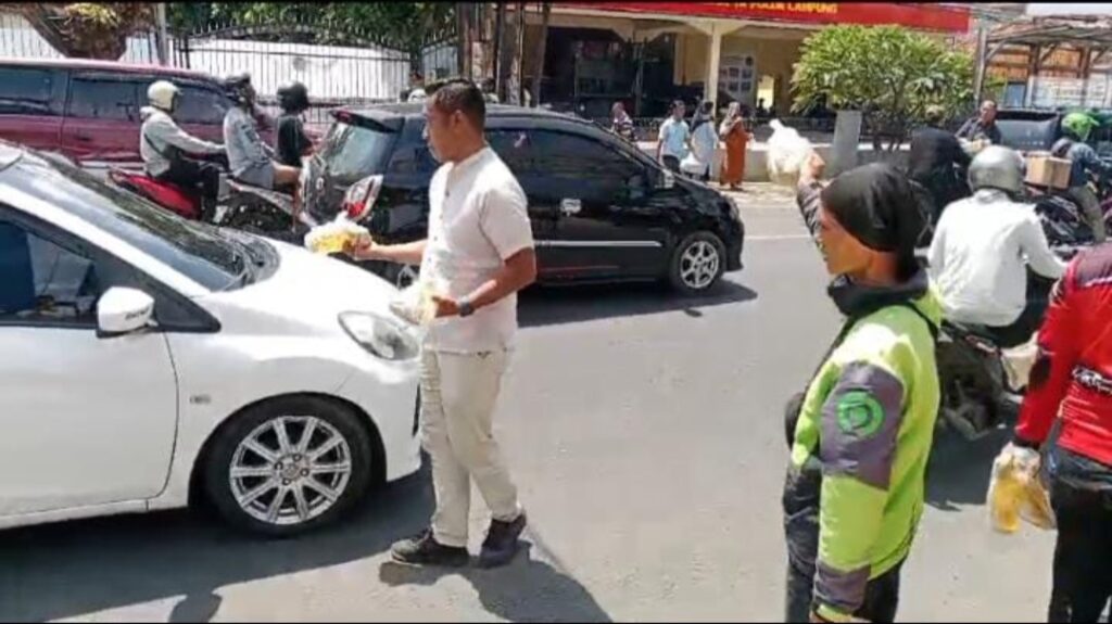 Sembako Naik, Nasdem Lampung Bagikan 3000 Minyak Goreng Gratis ke Warga