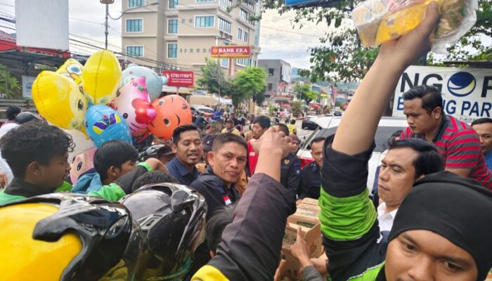 Setelah Takjil, NasDem Lampung Bagikan Ratusan Liter Minyak Goreng