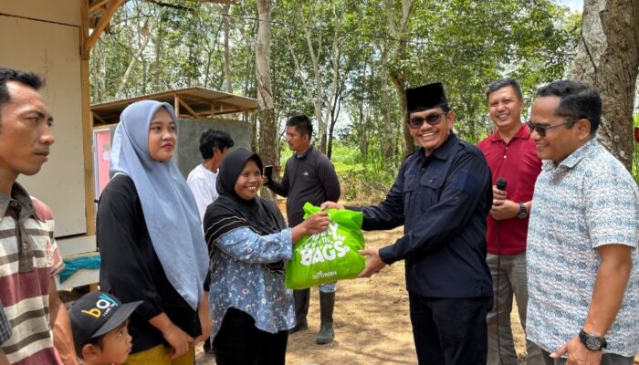 Region Head PTPN I Regional 7 Bagikan Sembako untuk Penyadap di Kebun Bergen