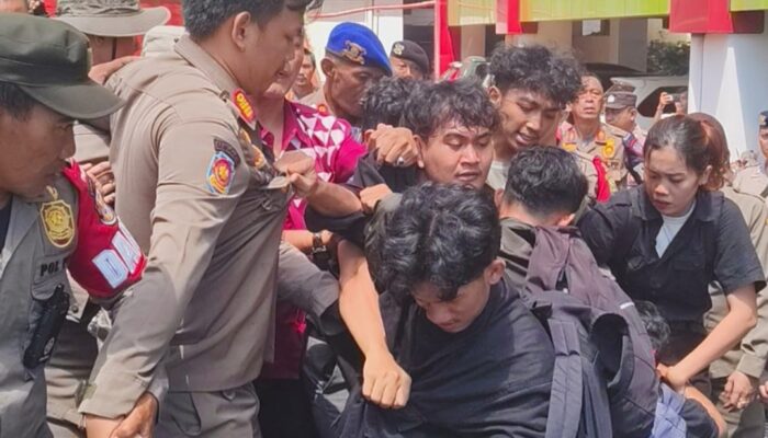 Hari Ketiga Aksi, Warga Terdampak Banjir Masih Disambut Represif