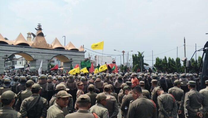 Masa Demo Singkong di DPRD Lampung Sempat Dipukul Mundur