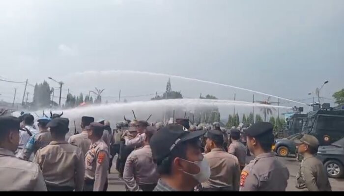 Sempat Ricuh, Polisi Bubarkan Massa dengan Water Cannon dan Gas Air Mata