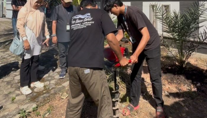 Buat 100 Biopori, Mahasiswa KKN UIN RIL Praktikkan Program Konservasi Air
