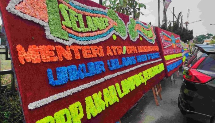 Kedatangan Nusron Disambut Papan Bunga Satire