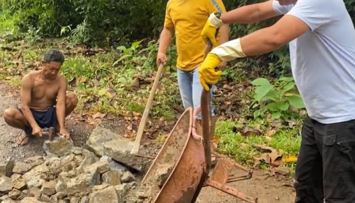 Perbaiki Jalan Rusak, Legislator Ini Gotong Royong Bersama Warga