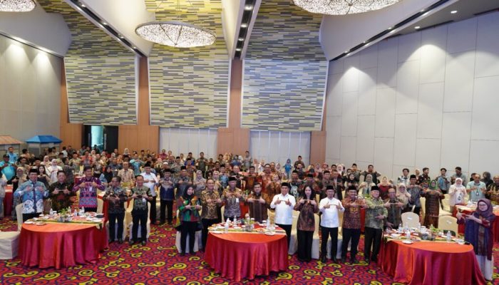 UIN Raden Intan Lampung Serahkan Sertifikat Halal kepada Pelaku Usaha