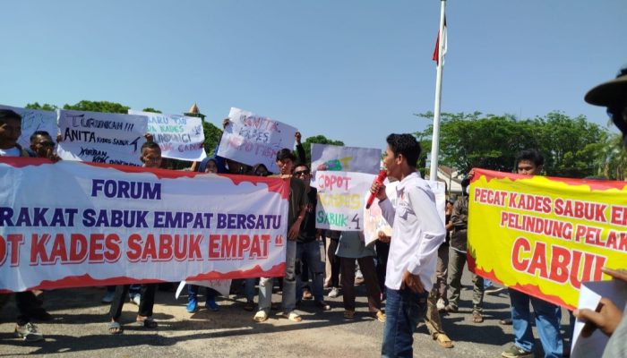 Massa Desak Copot Kades Sabuk Empat