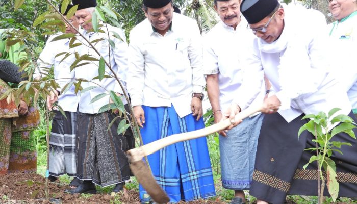 Santri Hijaukan Bumi: PCNU Balam Gerakkan Aksi Menanam untuk Kehidupan