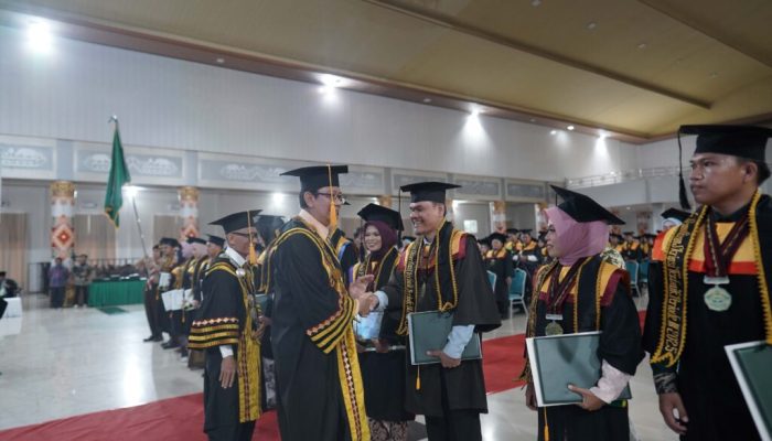 Keterbatasan Bukan Halangan, Supron Ridisno Raih Disertasi Terbaik di Wisuda UIN Raden Intan Lampung