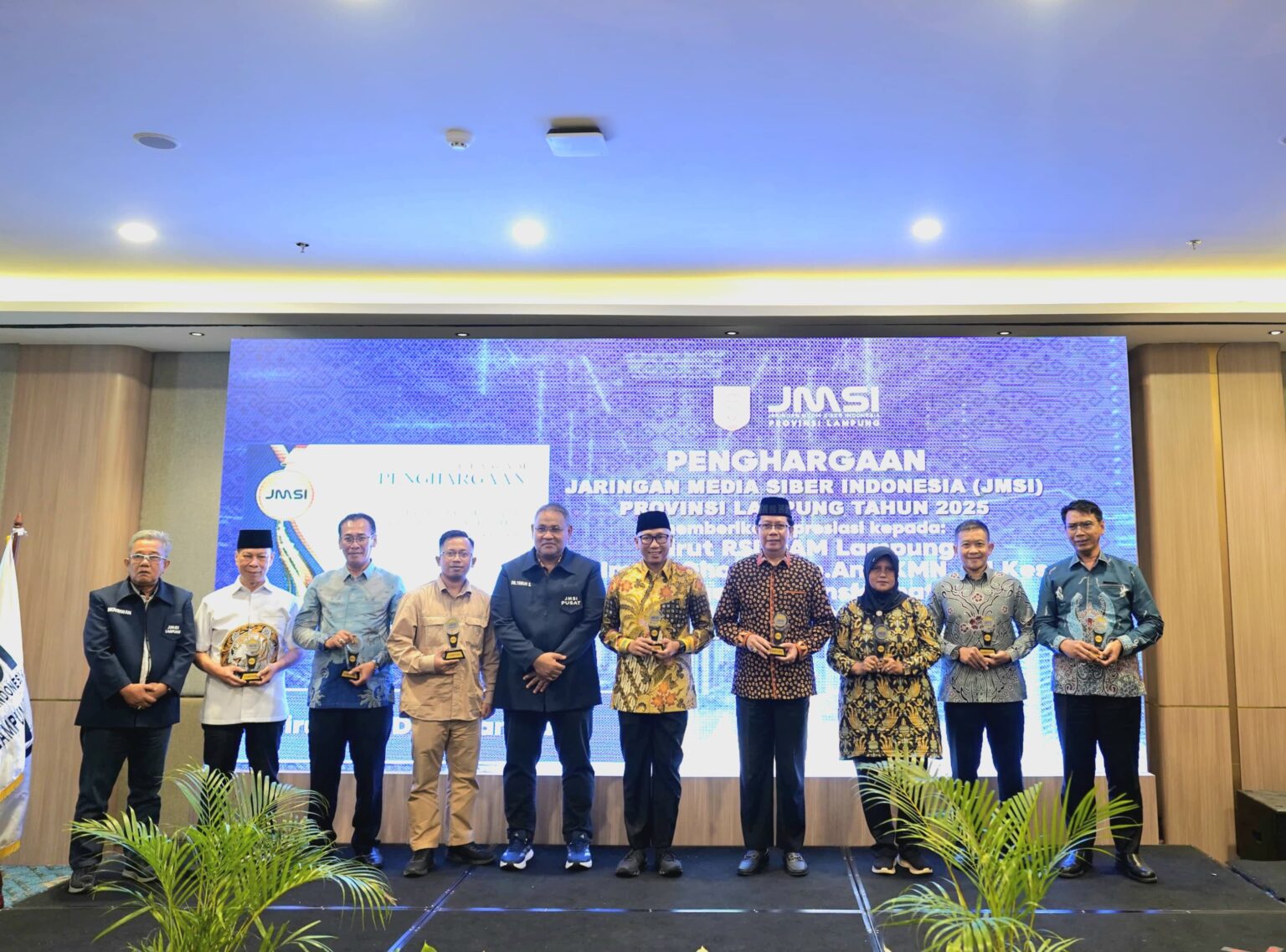 Rektor UIN RIL Raih Penghargaan Tokoh Pendidikan Bervisi Global dan Pelestari Budaya Lokal