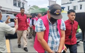 Tangan Diborgol, Dendi dkk Digiring ke Kejati