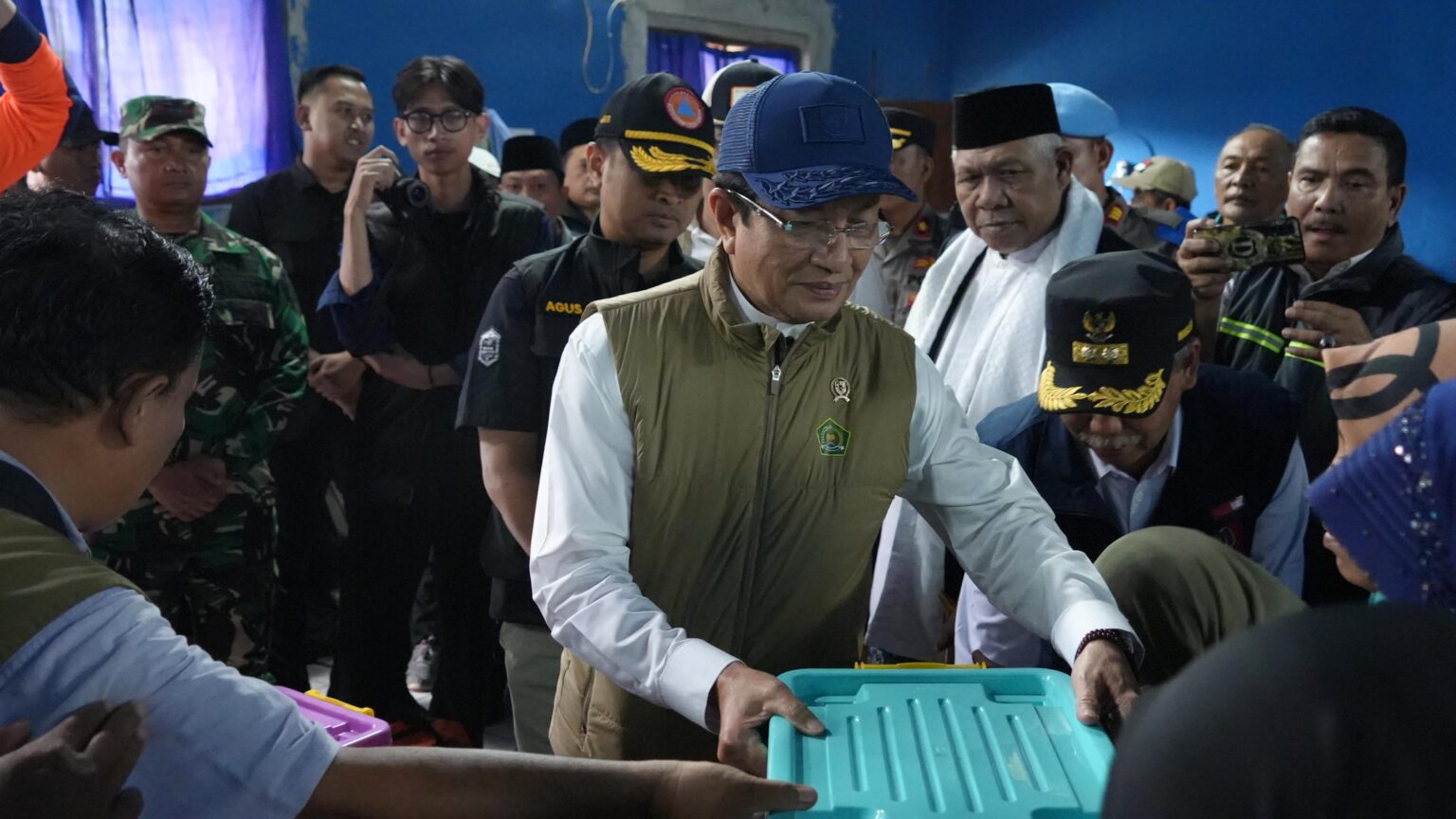 Kemenag Salurkan Bantuan untuk Pemulihan Madrasah dan Korban Bencana di Bandung Barat