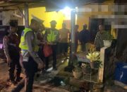 Sahur On The Road! Polres Way Kanan Bagikan Nasi Sahur ke Warga