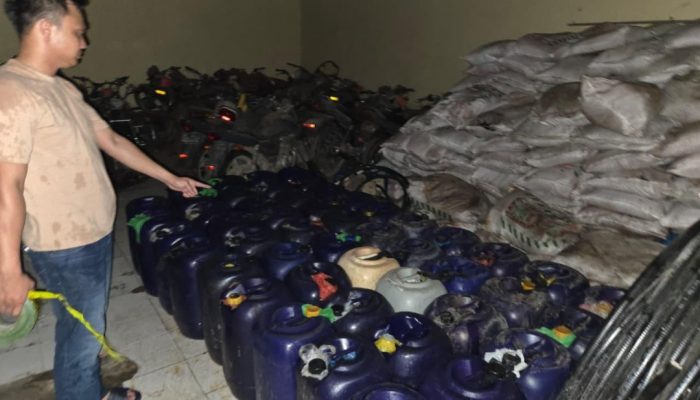 Gudang BBM Subsidi Ilegal Digerebek, 1,6 Ton Pertalite Disita!